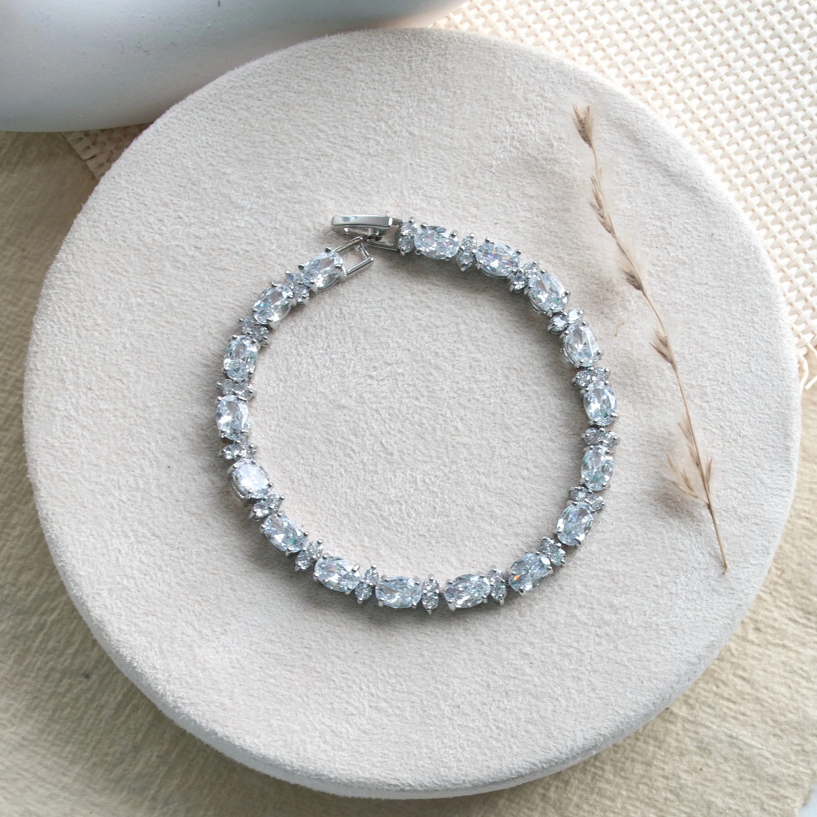 Oval Patti Delicate Bracelet